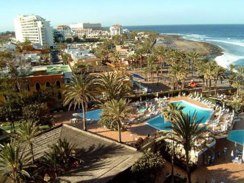 a view of a resort with palm trees and a beach at Las Terassas- Playa de las americas - Ténérife- Espagne in Playa de las Americas