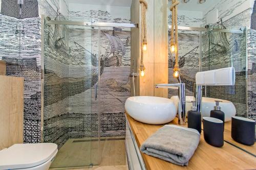 łazienka z umywalką i toaletą w obiekcie Marine by OneApartments w Gdańsku