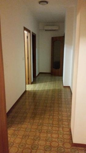 an empty hallway of an empty building with a floor at Appartamento Vacanza in Torre deʼ Passeri