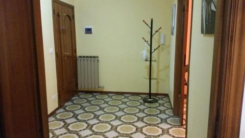 a hallway with a room with a plant in it at Appartamento Vacanza in Torre deʼ Passeri