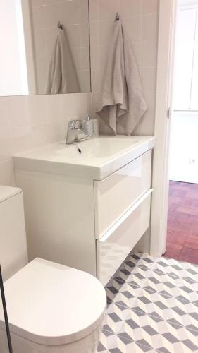 Modern Cosy Flat with Terrace in Campo de Ourique.