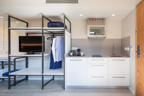 A kitchen or kitchenette at Apartaments Beach & Golf Resort