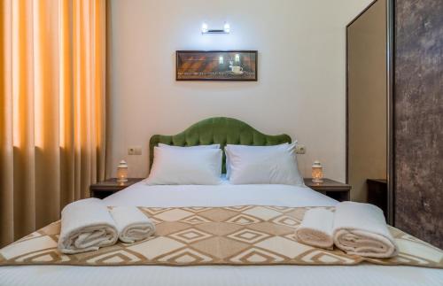 Кровать или кровати в номере Golden Light Hotel