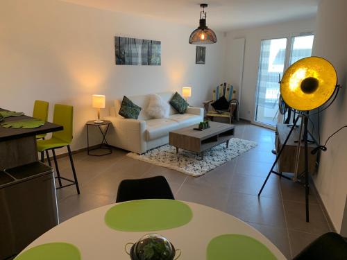 un salon avec un canapé et une table dans l'établissement RAYAN 4 étoiles - Proche Lac & Vieille Ville, Garage Privé, Secteur recherché, à Annecy