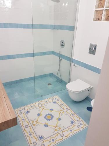 uma casa de banho com uma cabina de duche em vidro e um WC. em Residence San Mattia em Nápoles