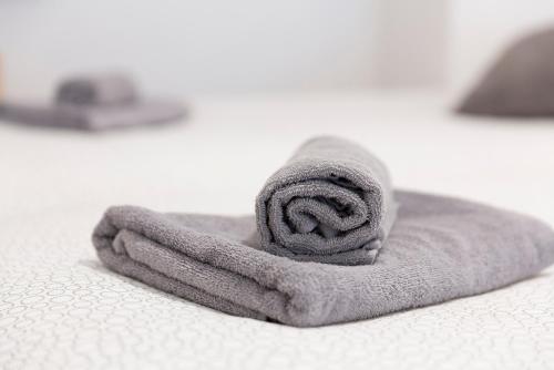 a towel sitting on top of a bed at Espacio tipo estudio completo, totalmente privado e independiente in Erandio