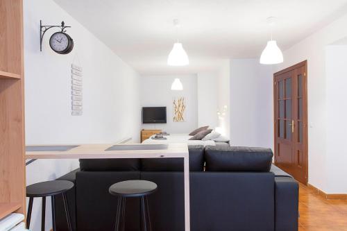 cocina y sala de estar con sofá y mesa en Espacio tipo estudio completo, totalmente privado e independiente, en Erandio