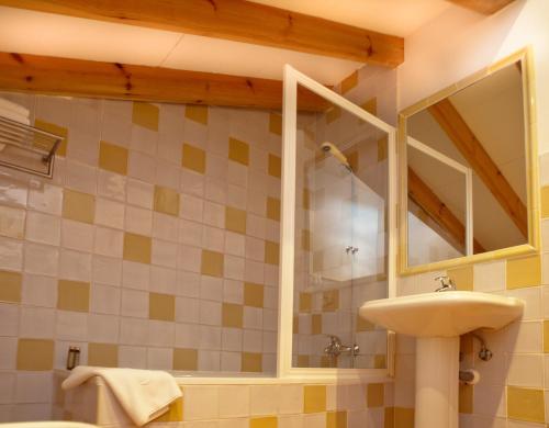 a bathroom with a sink and a mirror at Jardines de La Santa in Totana