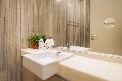 y baño con lavabo blanco y espejo. en Mcity Jalan Ampang, en Kuala Lumpur