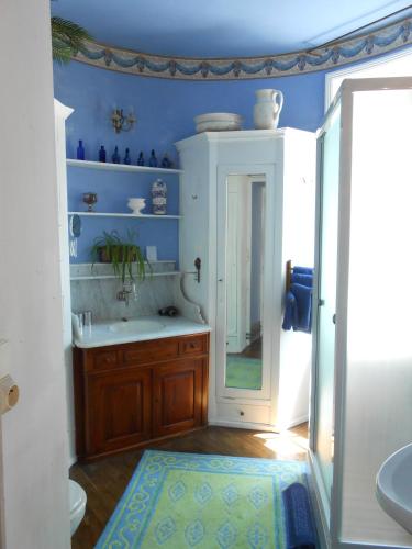 une salle de bain avec une baignoire, un lavabo et un miroir dans l'établissement Chateau De Courbelimagne, Raulhac, à Raulhac