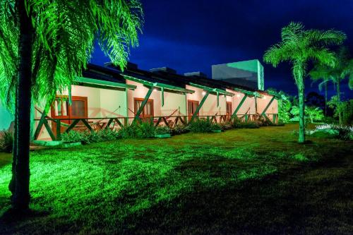 Um jardim no exterior de Pousada Piuval
