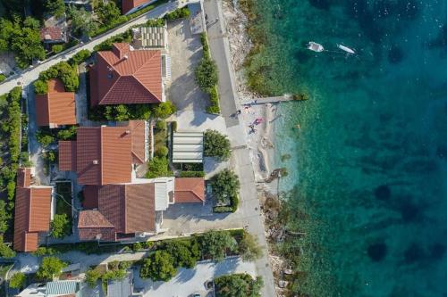 una vista aérea de una casa junto al océano en Apartments Davor, en Postira