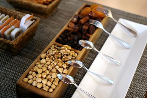 een dienblad met eten, vorken en lepels bij Apartaments Beach & Golf Resort in Pals