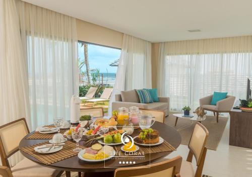 The Coral Beach Resort by Atlantica في ترايري: غرفة طعام مع طاولة مع فاكهة عليها