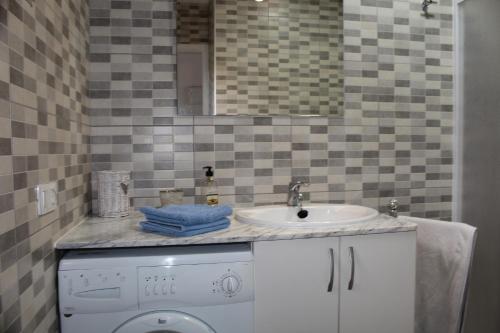 un bagno con lavandino e lavatrice di Holiday in Mareverde ad Adeje