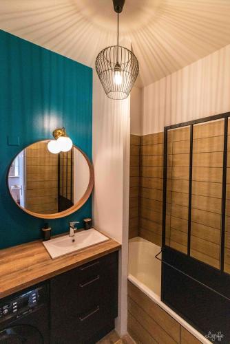une salle de bain avec un lavabo, un miroir et une douche dans l'établissement magnifique appartement hypercentre toutes commodités, à Bayonne
