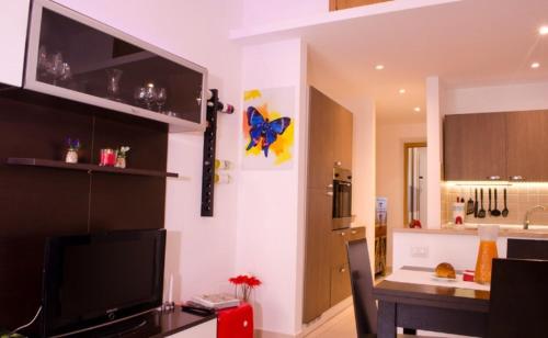 ein Wohnzimmer mit einer Küche und einem Esszimmer in der Unterkunft Butterfly casa vacanze in Sutri