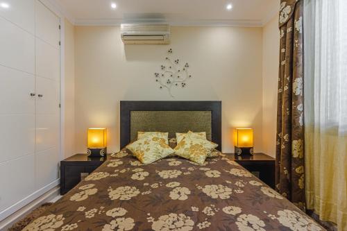 1 dormitorio con 1 cama grande y 2 lámparas en Villa La Caleta Golf en Adeje