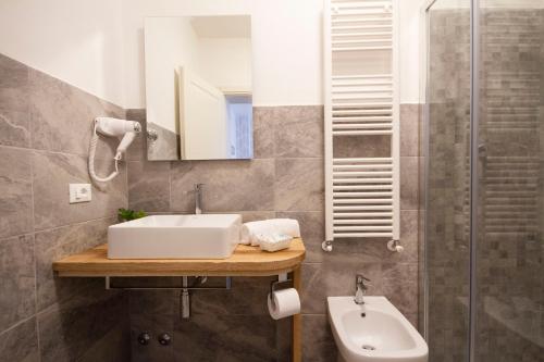 a bathroom with a sink and a shower at B&B Poggiobonizio in Poggibonsi