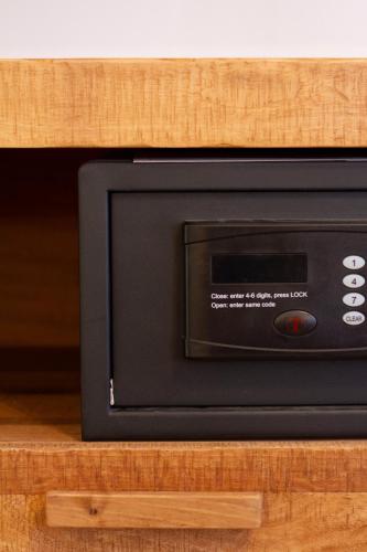 a microwave oven sitting on top of a counter at B&B Poggiobonizio in Poggibonsi