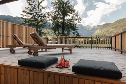 ボーヒニにあるHotel Majercaのデッキ(椅子、ベンチ、テーブル付)