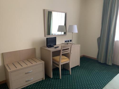 a room with a desk with a computer and a chair at Hotel Palace Gioia Tauro in Gioia Tauro
