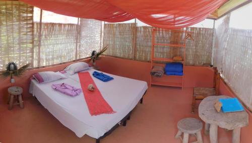 En eller flere senge i et værelse på Tortuga B&B