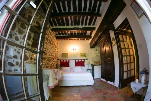 ein Schlafzimmer mit einem Bett mit roten Kissen in der Unterkunft Le Mas du Pourret in Pierrefeu-du-Var