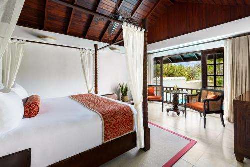 Кровать или кровати в номере Spice Island Beach Resort