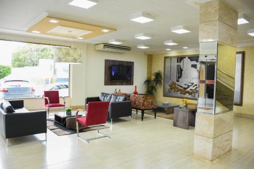 eine Lobby mit Sofas und Stühlen in einem Gebäude in der Unterkunft Larison Hotéis - Porto Velho in Porto Velho