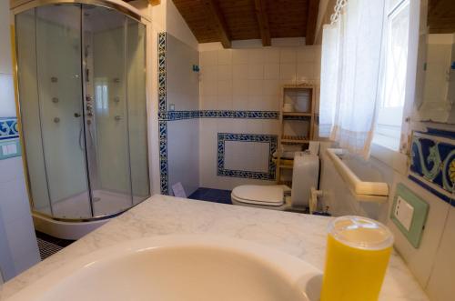 een badkamer met een bad, een douche en een wastafel bij Cottage in the green in Misterbianco