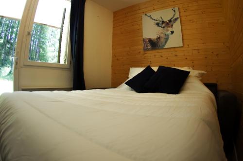 מיטה או מיטות בחדר ב-L'Orée des Bois - Studio avec terrasse au calme