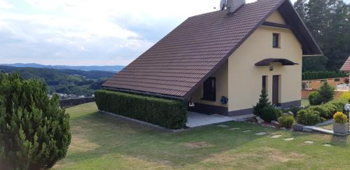 ein kleines weißes Haus mit braunem Dach in der Unterkunft Chata Sobolice - Všemina in Všemina