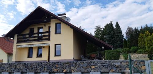 ein Haus mit einer Steinmauer in der Unterkunft Chata Sobolice - Všemina in Všemina