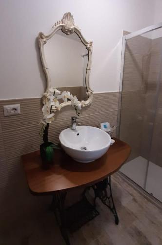 a bathroom with a sink and a mirror on a table at B&B Ad un passo dal Cielo in Pietrasecca