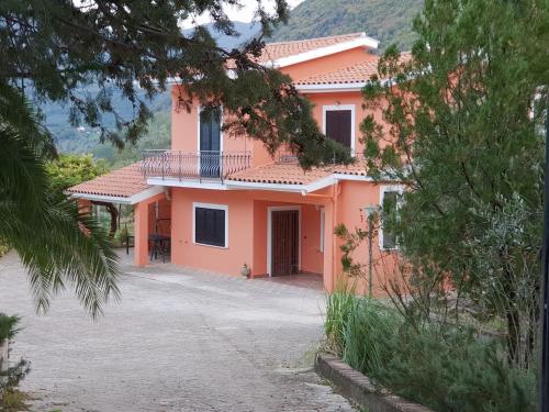 una casa naranja con una entrada delante de ella en La Casa Del Mosileo, en Vietri di Potenza