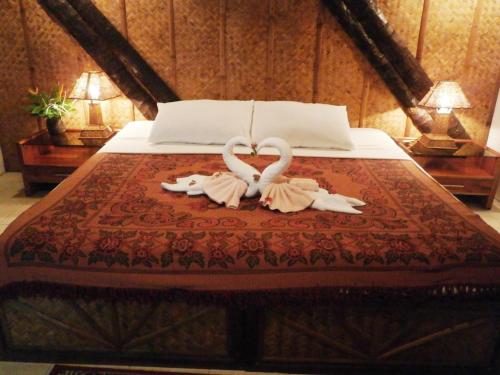 a bed with two swans made to look like hearts at Nigi Nigi Nu Noos 'e' Nu Nu Noos in Boracay
