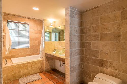 Ванная комната в Chesterfield Hotel & Suites