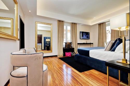 una camera d'albergo con un letto e una scrivania di Spanish Diamond Luxury Suites & Jacuzzi a Roma