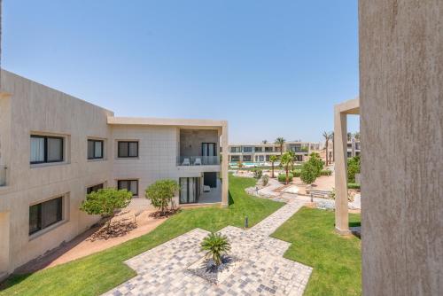una vista aérea del patio de un edificio en Golden Apartments Pool View 1-Bedroom Apartment in G-Cribs, El Gouna, en Hurghada