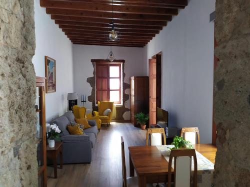 - un salon avec une table et des chaises jaunes dans l'établissement La Casita de Ainhoa, à Agüimes