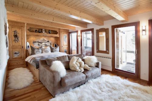 Postel nebo postele na pokoji v ubytování Stirling Luxury Chalet & Spa