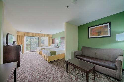Зона вітальні в Holiday Inn Express Hotel & Suites Solana Beach-Del Mar, an IHG Hotel