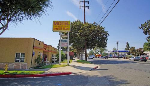 a motel sign on the corner of a street at Griffith Park Motel, in Los Angeles Hollywood Area in Glendale