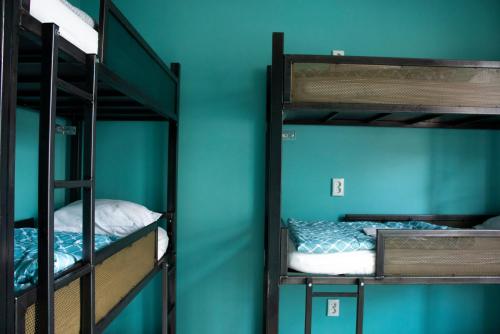 two bunk beds in a small room at Amsterdam Hostel Leidseplein in Amsterdam