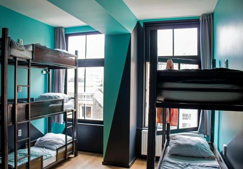 a room with two bunk beds and two windows at Amsterdam Hostel Leidseplein in Amsterdam