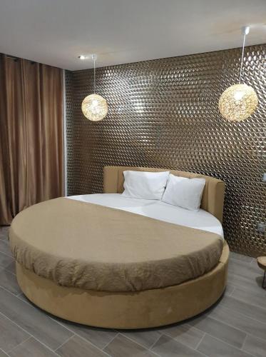 a large bed in a room with two lights at PÉROLA D'ÓBIDOS t2 in Óbidos