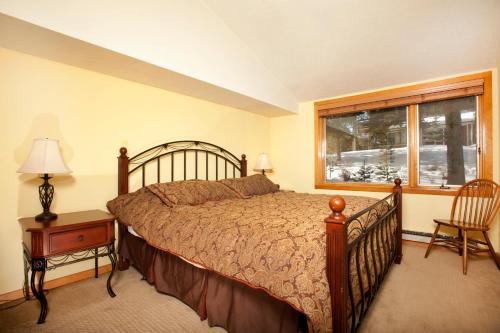 a bedroom with a bed and a window at Evergreen Condominiums by Keystone Resort in Keystone