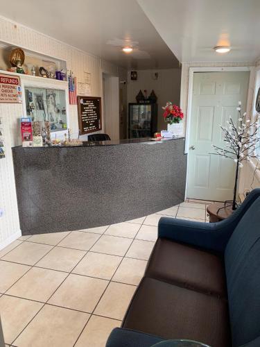 a bar in a restaurant with a bench in front of it at Mt. Vernon Motel in Manheim