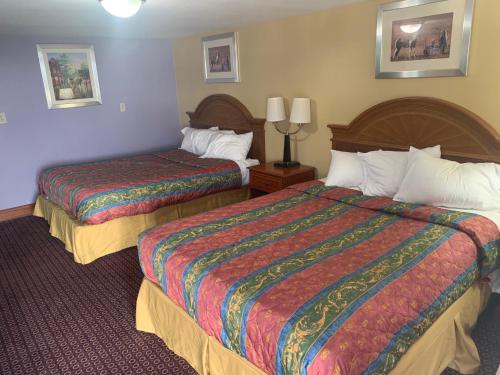 a hotel room with two beds and two lamps at Mt. Vernon Motel in Manheim